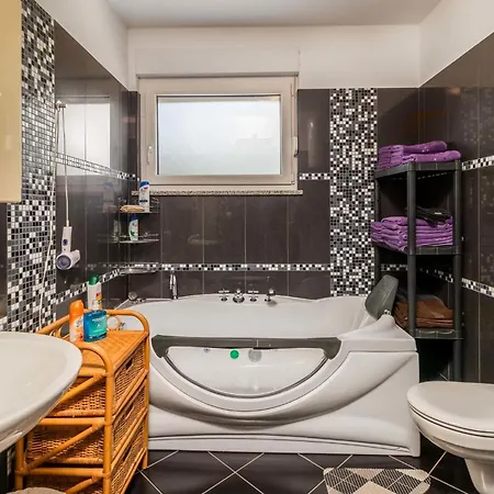 1 Bedroom Beautiful In Apartman Jadranovo